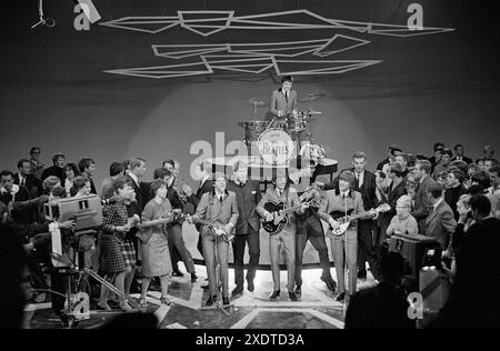 Die Beatles auf der Bühne – mit Schlagzeuger Jimmie Nicol, der Ringo Starr vorübergehend ersetzt – in einem Fernsehstudio in Treslong, Niederlande. Juni 1964 Stockfoto