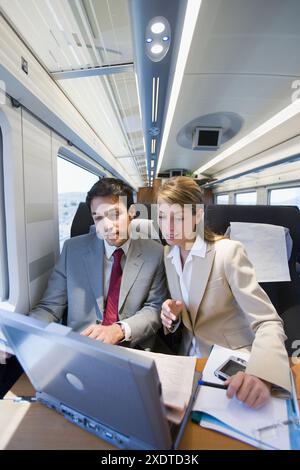Geschäftsleute, die Arbeiten mit dem Internet verbunden. Passagier. AVE, Tren de Alta Velocidad, Zaragoza, Aragón. Spanien. Stockfoto