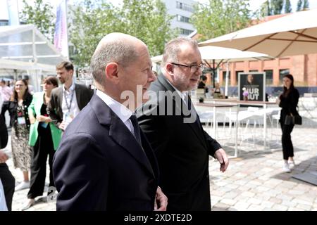 OLAF Scholz, Bundeskanzler, SPD, Prof. Dr.-Ing. Siegfried Russwurm, Praesident des BDI, auf dem Tag der Industrie, EUREF-Campus Berlin, DEU, Berlin, 24.06.2024 *** Olaf Scholz, Bundeskanzler, SPD, Prof Dr. Ing Siegfried Russwurm, Präsident des BDI, beim Tag der Industrie, EUREF Campus Berlin, DEU, Berlin, 24 06 2024 Stockfoto