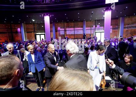 OLAF Scholz, Bundeskanzler, SPD, begruesst den Gouverneur von South Carolina, Henry Dargan McMaster, auf dem Tag der Industrie, EUREF-Campus Berlin, DEU, Berlin, 24.06.2024 *** Olaf Scholz, Bundeskanzler, SPD, begrüßt den Gouverneur von South Carolina, Henry Dargan McMaster, beim Industry Day, EUREF Campus Berlin, DEU, Berlin, 24 06 2024 Stockfoto