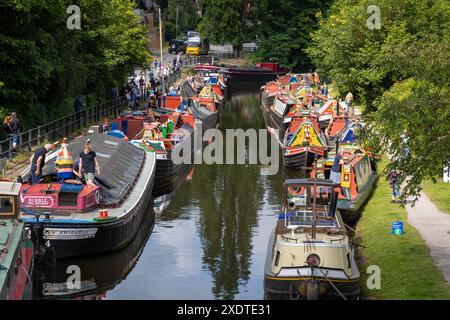 Lymm Village, Cheshire, England   23. Juni 2024   Lymm Village ließ seine jährliche Kavalkade historischer Fahrzeuge durch seine Straßen fahren. Der Drive endete auf dem May Queen Field, das für die Öffentlichkeit zugänglich war. Über 450 klassische Autos, darunter Militärfahrzeuge wie Panzer und Jeeps, amerikanische Fahrzeuge und Motorräder, wurden ausgestellt. Ein schmaler Bootswagen passierte am Abend Credit: John Hopkins/Alamy Live News Stockfoto