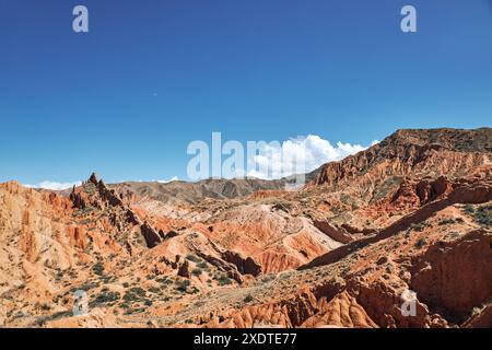 Malerischer Skazka Canyon am Südufer des Issyk-Kul-Sees in Kirgisistan. Reiseziel, Wahrzeichen Kirgiziya. Sommer märchenhafter Canyon mit Co Stockfoto