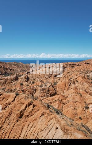 Skazka Canyon, Blick auf das Südufer des Issyk-Kul Sees, Kirgisistan. Reiseziel, Wahrzeichen Kirgiziya. Märchenhafter Sommerschlucht mit gelben Felsen Stockfoto