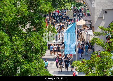 Shopping in der Neuhauser Straße bei schönstem Sommerwetter, München, Juni 2024 Deutschland, München, Juni 2024, Shopping in der Münchner Fußgängerzone, Passanten strömt durch die Neuhauser Straße, Blick durch das Karlstor, Sommer in der Stadt, sommerlich warm, Temperaturen bei 25 Grad, viel grün, Montagnachmittag, Geschäfte, Innenstadt, Einzelhandel, Wirtschaft, Innenstadt, Bayern *** Einkaufen in der Neuhauser Straße bei schönem Sommerwetter, München, Juni 2024 Deutschland, München, Juni 2024, Shopping in der Münchner Fußgängerzone, Passanten strömen durch die Neuhauser Straße, Blick durch Karlstor, Stockfoto