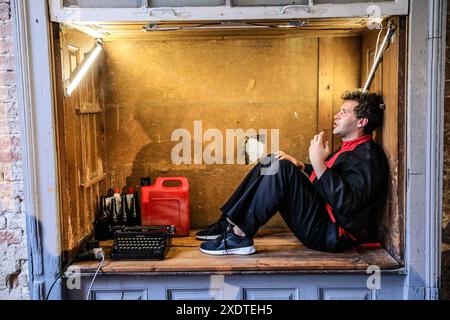 Brünn, Tschechische Republik. Juni 2024. Der Schauspieler Artem Afanasyev nimmt am 24. Juni 2024 in einem ehemaligen Gefängnis in Brünn (Tschechische Republik) an einer Probe der Theaterinszenierung Blinde Menschen (Slepci/Слепці) Teil. Die Aufführung über den ukrainischen Kampf um Selbstbestimmung entstand in Zusammenarbeit zwischen dem in Brünn ansässigen unabhängigen 3 kk Theater und dem in Charkow ansässigen Publizisstentheater. Quelle: Monika Hlavacova/CTK Photo/Alamy Live News Stockfoto