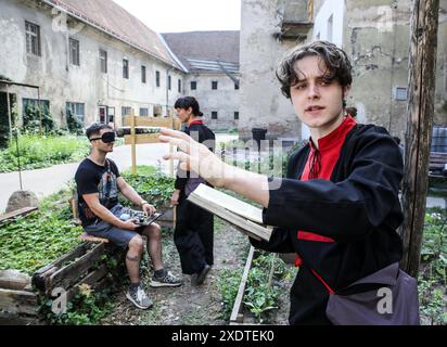 Brünn, Tschechische Republik. Juni 2024. Der Schauspieler Vlad Solodun (rechts) nimmt am 24. Juni 2024 in einem ehemaligen Strafvollzug in Brünn, Tschechien, an einer Probe der Theaterinszenierung Blinde Menschen (Slepci/Слепці) Teil. Die Aufführung über den ukrainischen Kampf um Selbstbestimmung entstand in Zusammenarbeit zwischen dem in Brünn ansässigen unabhängigen 3 kk Theater und dem in Charkow ansässigen Publizisstentheater. Quelle: Monika Hlavacova/CTK Photo/Alamy Live News Stockfoto