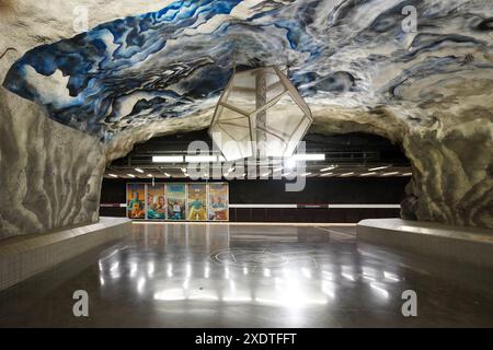 Stockholms Metro, Tunnelbana Station, U-Bahn Station: Tekniska Högskolan – rote Linie. Entworfen vom Künstler Lennart Mörk. Stockholm, Schweden Stockfoto