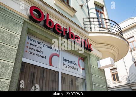 OSTRAVA, TSCHECHISCHE REPUBLIK - 13. SEPTEMBER 2023: Ladenfront der Oberbank in Ostrava in historischem Gebäude Stockfoto