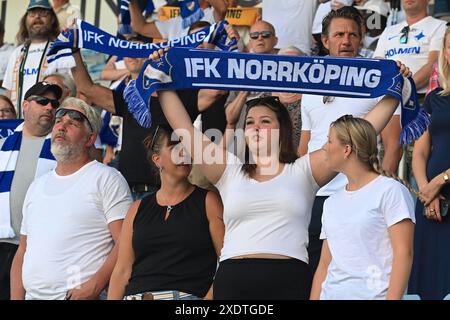 Norrkoping, Schweden, 24. Juni 2024: IFK Norrkoping Fans während des Spiels in der schwedischen Liga OBOS Damallsvenskan am 24. Juni 2024 zwischen IFK Norrkoping und IF Brommapojkarna in der Platinumcars Arena in Norrkoping, Schweden (Peter Sonander/SPP) Credit: SPP Sport Press Photo. /Alamy Live News Stockfoto