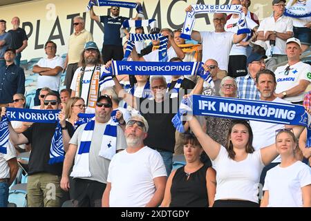 Norrkoping, Schweden, 24. Juni 2024: IFK Norrkoping Fans während des Spiels in der schwedischen Liga OBOS Damallsvenskan am 24. Juni 2024 zwischen IFK Norrkoping und IF Brommapojkarna in der Platinumcars Arena in Norrkoping, Schweden (Peter Sonander/SPP) Credit: SPP Sport Press Photo. /Alamy Live News Stockfoto