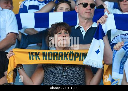 Norrkoping, Schweden, 24. Juni 2024: IFK Norrkoping Fans während des Spiels in der schwedischen Liga OBOS Damallsvenskan am 24. Juni 2024 zwischen IFK Norrkoping und IF Brommapojkarna in der Platinumcars Arena in Norrkoping, Schweden (Peter Sonander/SPP) Credit: SPP Sport Press Photo. /Alamy Live News Stockfoto