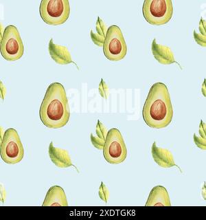 Nahtloses Muster reifer Avocadohälften und Blätter auf hellblauem Hintergrund. Kann für Textildrucke in der Küche und Produktverpackungen verwendet werden Stockfoto