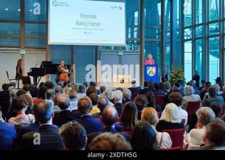 Der Antisemitismusbeauftragte der Bundesregierung, Felix Klein, ist am Montag 24.06.2024 mit dem Moshe-Rosen-Preis der Europaeischen Rabbinerkonferenz ausgezeichnet worden. Foto: Bundesinnenministerin Nancy Faeser SPD hielt die Festrede wie das Bundesinnenministerium zur Preisuebergabe in Berlin mitteilte, bekam Klein die Auszeichnung für seine fuehrende Rolle bei der Entwicklung einer Strategie zur Bekaempfung von Judenhass in Deutschland. Der fruehere Botschafter ist seit April 2018 Beauftragter der Bundesregierung für juedisches Leben in Deutschland und den Kampf gegen Antisemitismus. Sie Stockfoto