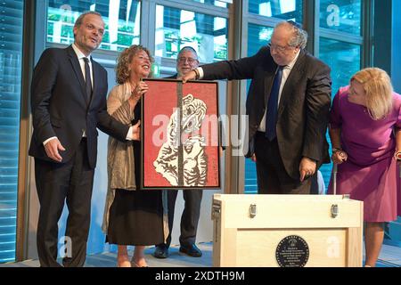 Der Antisemitismusbeauftragte der Bundesregierung, Felix Klein li., ist am Montag 24.06.2024 mit dem Moshe-Rosen-Preis der Europaeischen Rabbinerkonferenz ausgezeichnet worden. Foto: 2.v.re. Boris Mints, derzeit Vorsitzender des Patronatsrats der Konferenz Europaeischer Rabbiner CER Re. Bundesinnenministerin Nancy Faeser SPD. Wie das Bundesinnenministerium zur Preisuebergabe in Berlin mitteilte, bekam Klein die Auszeichnung für seine fuehrende Rolle bei der Entwicklung einer Strategie zur Bekaempfung von Judenhass in Deutschland. Der fruehere Botschafter ist seit April 2018 Beauftragter der B Stockfoto