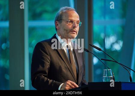 Der Antisemitismusbeauftragte der Bundesregierung, Felix Klein Foto, ist am Montag 24.06.2024 mit dem Moshe-Rosen-Preis der Europaeischen Rabbinerkonferenz ausgezeichnet worden. Wie das Bundesinnenministerium zur Preisuebergabe in Berlin mitteilte, bekam Klein die Auszeichnung für seine fuehrende Rolle bei der Entwicklung einer Strategie zur Bekaempfung von Judenhass in Deutschland. Der fruehere Botschafter ist seit April 2018 Beauftragter der Bundesregierung für juedisches Leben in Deutschland und den Kampf gegen Antisemitismus. Siehe epd-Meldung vom 24.06.2024 NUR REDAKTIONELLE VERWENDUNG *** die Fe Stockfoto