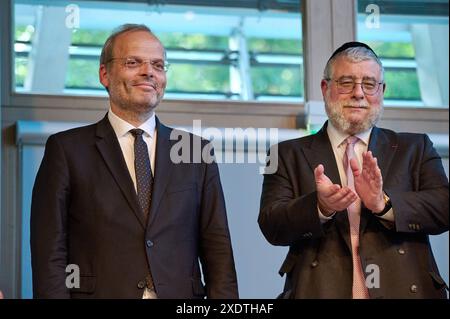 Der Antisemitismusbeauftragte der Bundesregierung, Felix Klein li., ist am Montag 24.06.2024 mit dem Moshe-Rosen-Preis der Europaeischen Rabbinerkonferenz ausgezeichnet worden. Foto re.: Oberrabbiner Pinchas Goldschmidt, Praesident der Konferenz der Europaeischen Rabbiner CER wie das Bundesinnenministerium zur Preisuebergabe in Berlin mitteilte, bekam Klein die Auszeichnung für seine fuehrende Rolle bei der Entwicklung einer Strategie zur Bekaempfung von Judenhass in Deutschland. Der fruehere Botschafter ist seit April 2018 Beauftragter der Bundesregierung für juedisches Leben in Deutschland Stockfoto