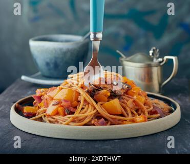 Fisch und Spaghetti mit Gemüse in Tomatensauce. Stockfoto