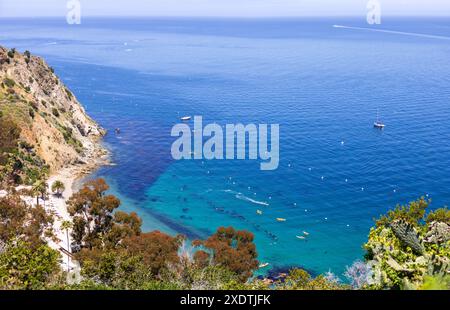 Panoramablick auf Catalina Island Bay und Avalon City in Kalifornien. Berühmte Resorts und touristische Attraktion. Stockfoto