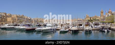 Valletta, Malta - 3. August 2023: Panoramablick auf den Jachthafen in den drei Städten von Valletta Stockfoto