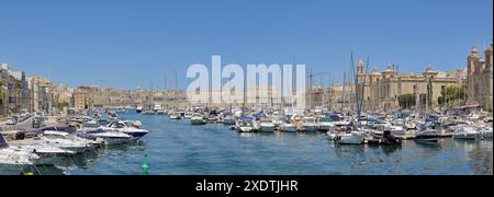 Valletta, Malta - 3. August 2023: Panoramablick auf den Jachthafen in den drei Städten von Valletta Stockfoto