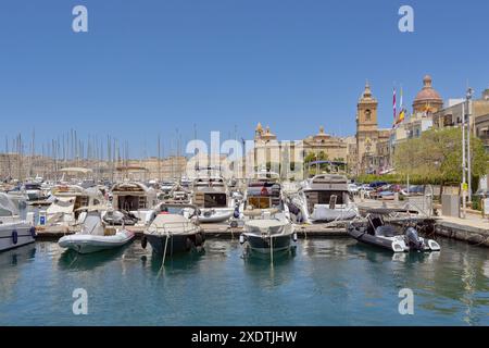 Valletta, Malta - 3. August 2023: Boote und Yachten im Jachthafen im Gebiet der drei Städte von Valletta Stockfoto