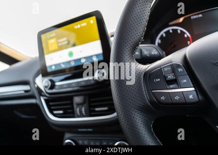 Tempomat Lenkrad, Armaturenbrett und Infotainment-System Stockfoto