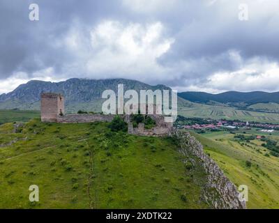 Luftbild der Ruinen der mittelalterlichen zitadelle Trascau in Rumänien. Die Fotografie wurde von einer Drohne mit Kameraebene aus aufgenommen, um einen Panoramablick auf die Fo zu erhalten Stockfoto