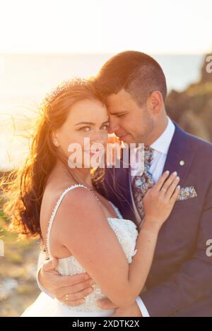 Porträt des Brautpaares bei Sonnenuntergang nach der Hochzeit Stockfoto