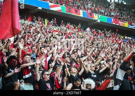 Düsseldorf, Deutschland. Juni 2024. Die Fans Albaniens spielten während des UEFA Euro 2024-Spiels zwischen Albanien und Spanien (Gruppe B Datum 3) am 24. Juni 2024 in der Düsseldorfer Arena. (Foto: Sergio Ruiz/PRESSINPHOTO) Credit: PRESSINPHOTO SPORTS AGENCY/Alamy Live News Stockfoto