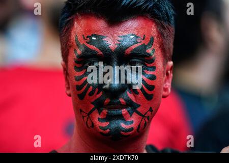 Düsseldorf, Deutschland. Juni 2024. Die Fans Albaniens spielten während des UEFA Euro 2024-Spiels zwischen Albanien und Spanien (Gruppe B Datum 3) am 24. Juni 2024 in der Düsseldorfer Arena. (Foto: Sergio Ruiz/PRESSINPHOTO) Credit: PRESSINPHOTO SPORTS AGENCY/Alamy Live News Stockfoto