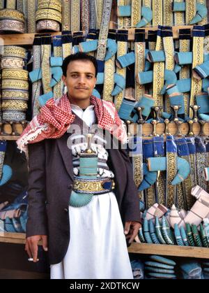 SANAA, JEMEN-23. APRIL 2011: Verkäufer von Dschambias Das sind traditionelle jemenitische Dolche, die sowohl zur Selbstverteidigung als auch im traditionellen Tanz verwendet werden. Aufnahme von Bildern Stockfoto