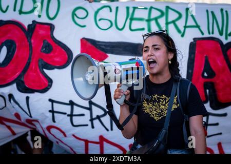 Rom, Rm, Italien. Juni 2024. Studenten marschieren zum Rektorat der Universität La Sapienza. Demonstranten werfen dem Rektorat Komplizenschaft vor und fordern, Abkommen mit Israel und der Rüstungsindustrie zu beenden. Quelle: ZUMA Press, Inc./Alamy Live News Stockfoto