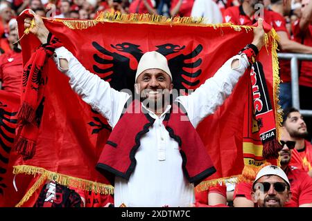 Fussball UEFA EURO 2024 Gruppenphase 3. Spieltag Albanien - Spanien am 24.06.2024 in der Düsseldorf Arena in Düsseldorf Fans/Zuschauer Albanien mit Fahne/Flagge Foto: Revierfoto Credit: ddp Media GmbH/Alamy Live News Stockfoto