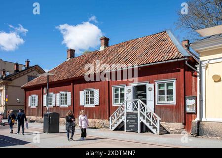 Apothekenmuseum, das Qwensel-Haus in Läntinen Rantakatu 13. Das älteste noch erhaltene Holzgebäude in Turku, Finnland. Stockfoto