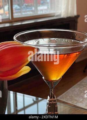 Stillleben eines heterosexuellen Manhattan-Cocktails in einem Martini-Glas in einer New Yorker Wohnung, 2024, USA Stockfoto