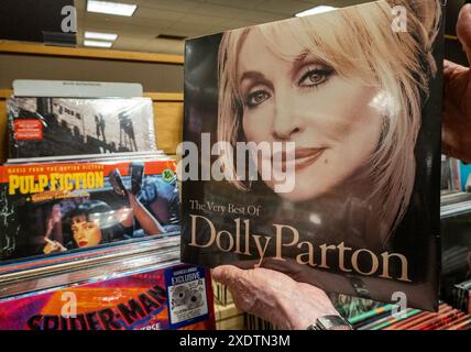 Barnes & Noble Booksellers auf der Fifth Avenue in New York City hat eine große Auswahl an Schallplatten, USA 2024 Stockfoto