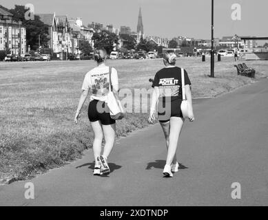 Ein Spaziergang entlang der Promenade an einem warmen, sonnigen Tag Stockfoto