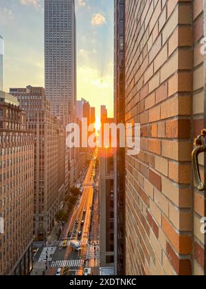 Manhattanhenge Sunset Event auf der 34th Street in New York City, USA 2024 Stockfoto