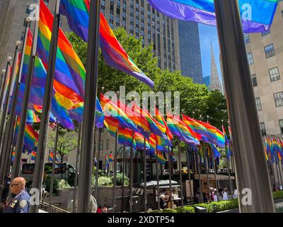 Im Rockefeller Center, New York City, USA, gibt es Flaggen des „Pride Month“. Juni 2024 Stockfoto