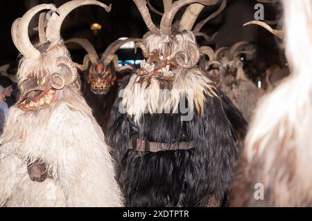 ÖSTERREICH, Goldegg - 1. JANUAR 2024: Pelzmaskenfiguren während des traditionellen österreichischen Karnevalsfestes Stockfoto