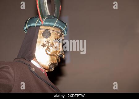 ÖSTERREICH, Goldegg - 1. JANUAR 2024: Mann mit aufwendiger goldener Maske und grünem Hut während einer Performance Stockfoto
