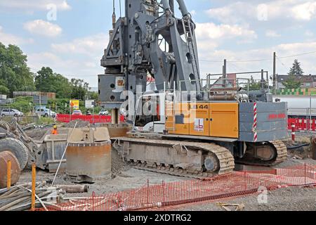 BAUFELD für den Brückenbau auf einer Baustelle an der Karl-Lehr-Brücke in Duisburg ist ein großes Baufeld mit zahlreichen schweren Baumaschinen wie Bagger und Radlader zu sehen. Des weiteren werden große Erdbewegungen ausgeführt und Fundamente für die spätere Verschiebung der Brücke zum endgültigen Standort gebaut. Sondierungsarbeiten statt, um alte Kampfmittel rechtzeitig zu erkennen. Duisburg Nordrhein-Westfalen Deutschland Ruhrort *** Baustelle für den Brückenbau Eine große Baustelle mit zahlreichen schweren Baumaschinen wie Baggern und Whee Stockfoto