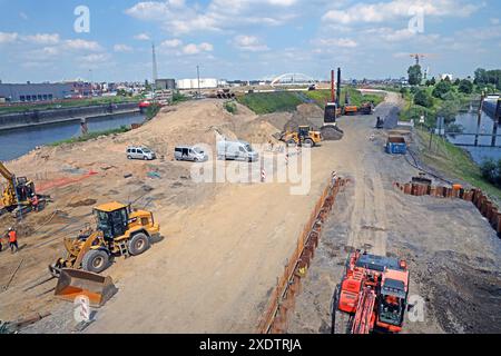 BAUFELD für den Brückenbau auf einer Baustelle an der Karl-Lehr-Brücke in Duisburg ist ein großes Baufeld mit zahlreichen schweren Baumaschinen wie Bagger und Radlader zu sehen. Des weiteren werden große Erdbewegungen ausgeführt und Fundamente für die spätere Verschiebung der Brücke zum endgültigen Standort gebaut. Sondierungsarbeiten statt, um alte Kampfmittel rechtzeitig zu erkennen. Duisburg Nordrhein-Westfalen Deutschland Ruhrort *** Baustelle für den Brückenbau Eine große Baustelle mit zahlreichen schweren Baumaschinen wie Baggern und Whee Stockfoto