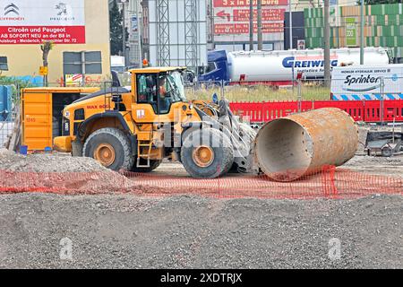 BAUFELD für den Brückenbau auf einer Baustelle an der Karl-Lehr-Brücke in Duisburg ist ein großes Baufeld mit zahlreichen schweren Baumaschinen wie Bagger und Radlader zu sehen. Des weiteren werden große Erdbewegungen ausgeführt und Fundamente für die spätere Verschiebung der Brücke zum endgültigen Standort gebaut. Sondierungsarbeiten statt, um alte Kampfmittel rechtzeitig zu erkennen. Duisburg Nordrhein-Westfalen Deutschland Ruhrort *** Baustelle für den Brückenbau Eine große Baustelle mit zahlreichen schweren Baumaschinen wie Baggern und Whee Stockfoto