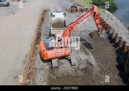 BAUFELD für den Brückenbau auf einer Baustelle an der Karl-Lehr-Brücke in Duisburg ist ein großes Baufeld mit zahlreichen schweren Baumaschinen wie Bagger und Radlader zu sehen. Des weiteren werden große Erdbewegungen ausgeführt und Fundamente für die spätere Verschiebung der Brücke zum endgültigen Standort gebaut. Sondierungsarbeiten statt, um alte Kampfmittel rechtzeitig zu erkennen. Duisburg Nordrhein-Westfalen Deutschland Ruhrort *** Baustelle für den Brückenbau Eine große Baustelle mit zahlreichen schweren Baumaschinen wie Baggern und Whee Stockfoto