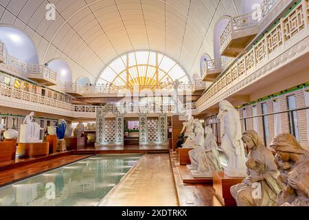 ROUBAIX, FRANKREICH, 14. JUNI 2024 : Innenräume Art déco Dekore und Skulpturen des olympischen Schwimmbades La Piscine, erbaut im Jahr 1927 von den Lille Archi Stockfoto