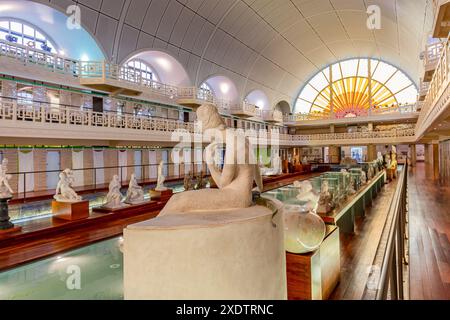 ROUBAIX, FRANKREICH, 14. JUNI 2024 : Innenräume Art déco Dekore und Skulpturen des olympischen Schwimmbades La Piscine, erbaut im Jahr 1927 von den Lille Archi Stockfoto