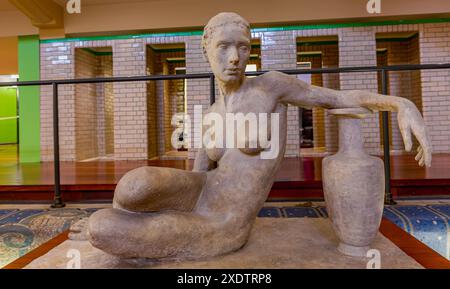 ROUBAIX, FRANKREICH, 14. JUNI 2024 : Innenräume Art déco Dekore und Skulpturen des olympischen Schwimmbades La Piscine, erbaut im Jahr 1927 von den Lille Archi Stockfoto