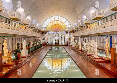 ROUBAIX, FRANKREICH, 14. JUNI 2024 : Innenräume Art déco Dekore und Skulpturen des olympischen Schwimmbades La Piscine, erbaut im Jahr 1927 von den Lille Archi Stockfoto