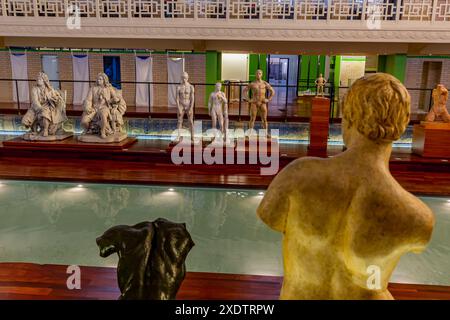 ROUBAIX, FRANKREICH, 14. JUNI 2024 : Innenräume Art déco Dekore und Skulpturen des olympischen Schwimmbades La Piscine, erbaut im Jahr 1927 von den Lille Archi Stockfoto